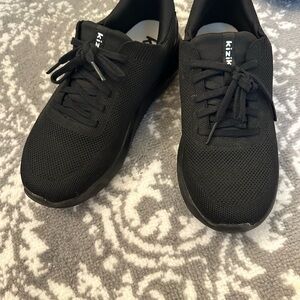 Black Kizik tennis shoes size youth 4Y